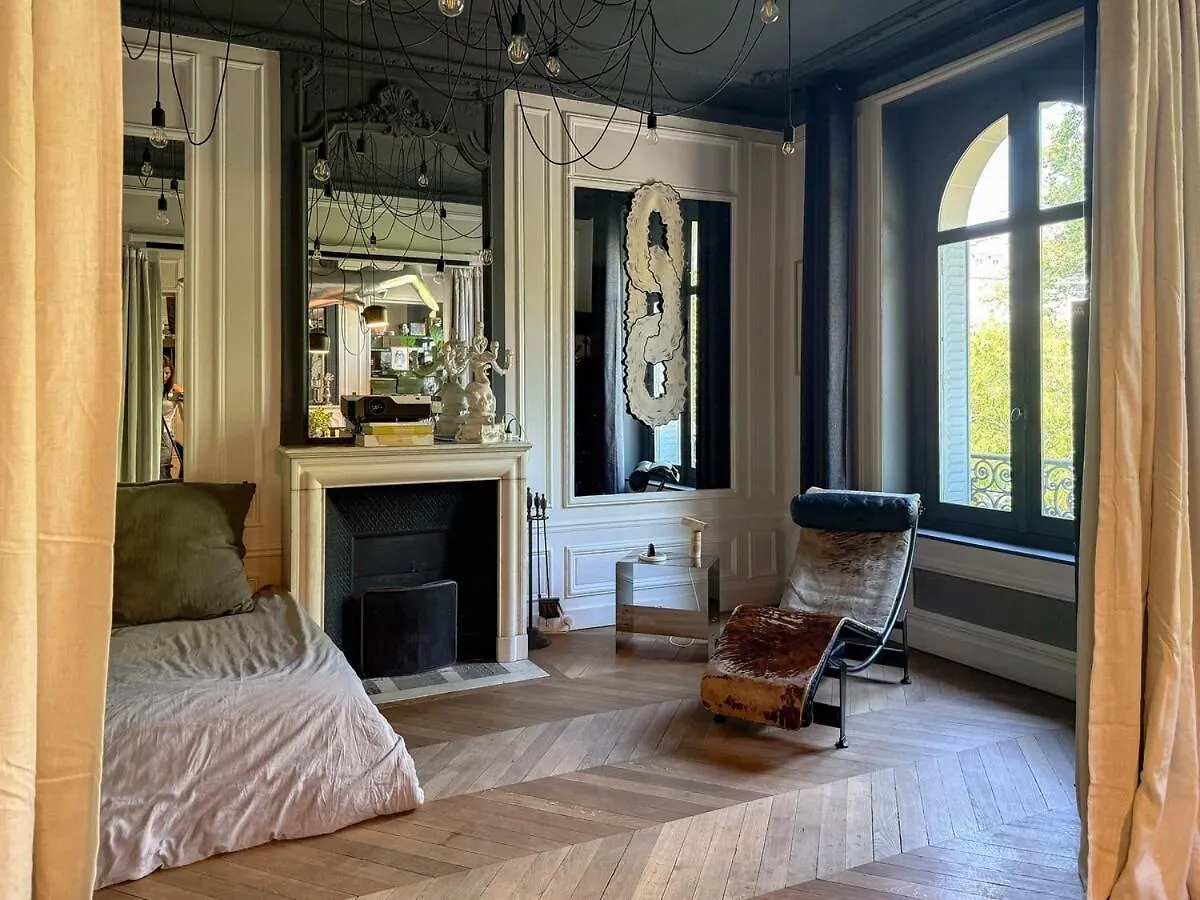 Large Boheme Creative Flat Below Montmartre Paris Frankrig