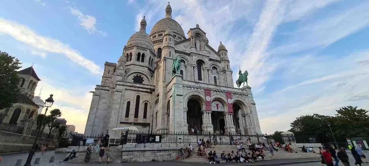 Large Boheme Creative Flat Below Montmartre Paris